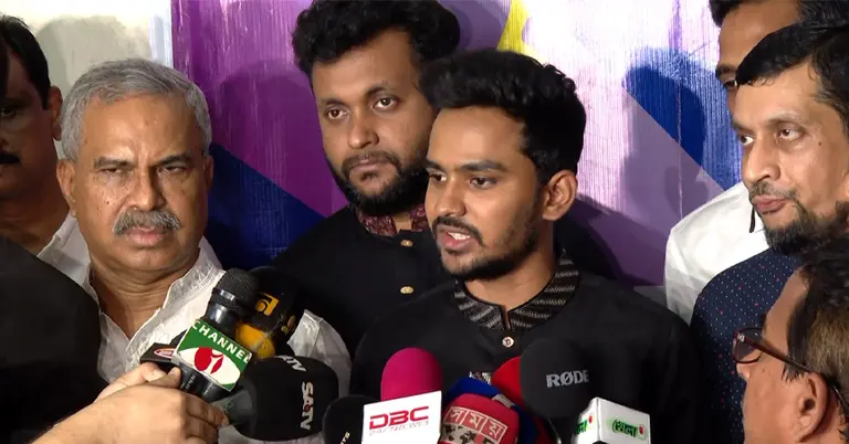 সাংবাদিকদের বিভিন্ন প্রশ্নের জবাব দিচ্ছেন আসিফ মাহমুদ